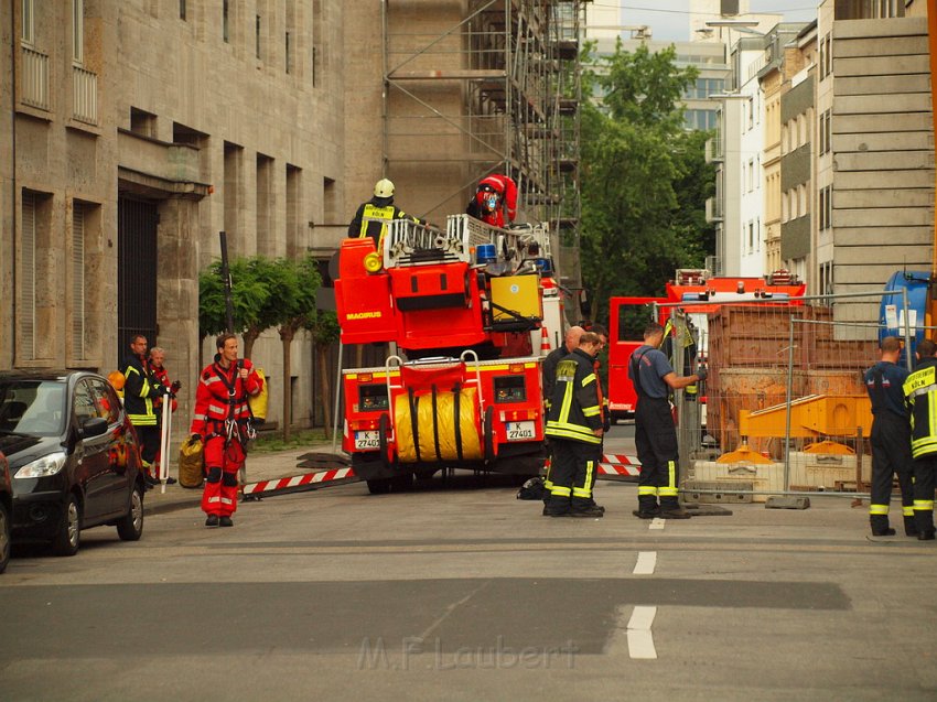 Person auf Baukran Koeln Christophstr P133.JPG